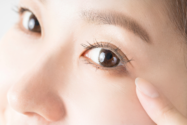 目の下の脂肪除去で老け見え改善！お悩み別・下眼瞼脱脂と合わせて受けるべき施術は？