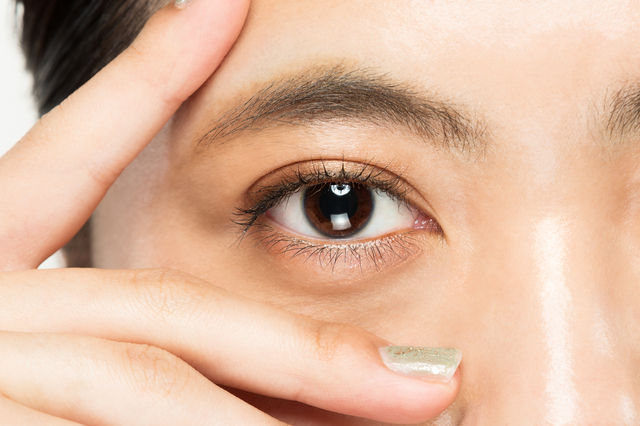 まぶたが下がって視界が狭まる……眼瞼下垂を美容クリニックで治療するメリット